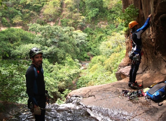 equipo de barranquismo